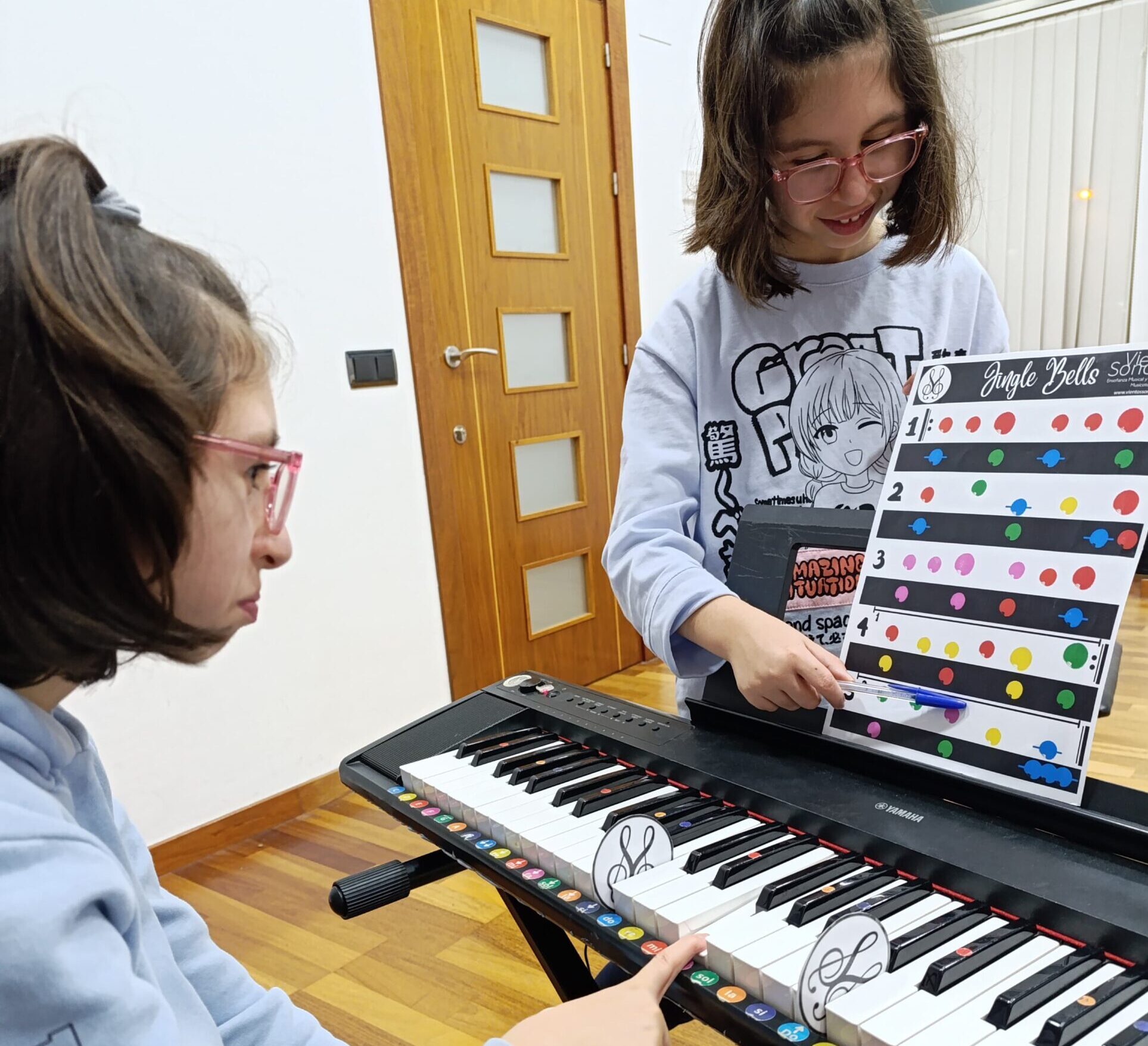 niñas tocando el piano