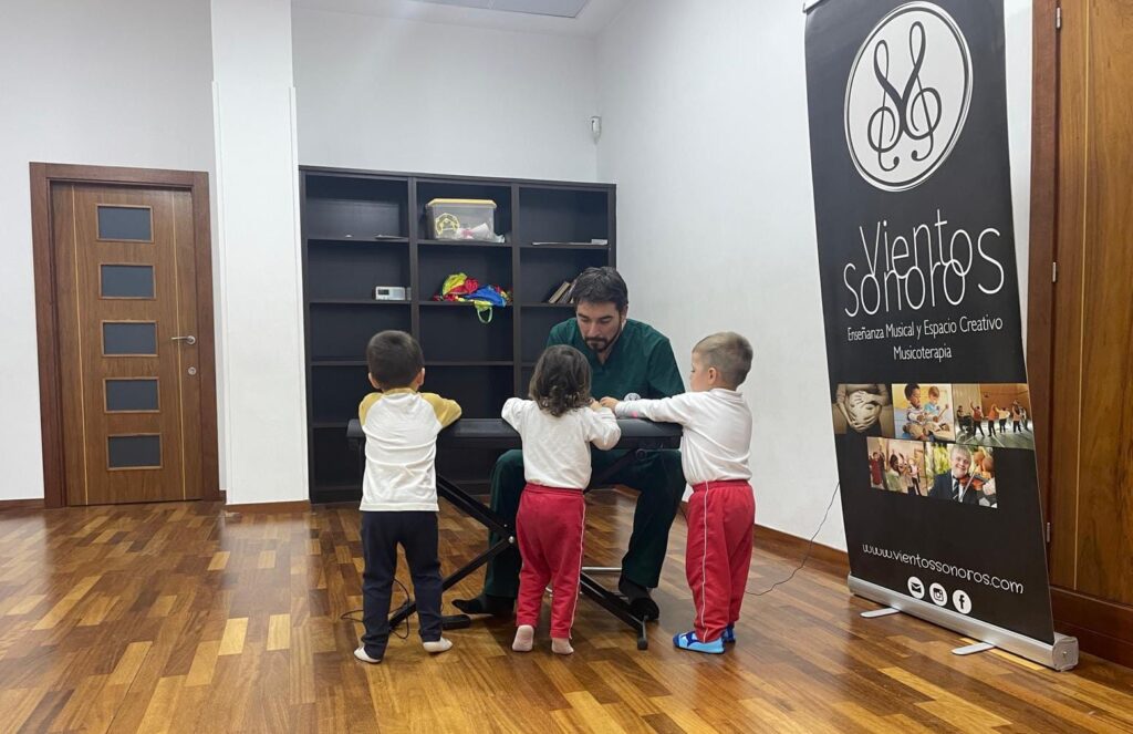 niños pequeños tocando el piano