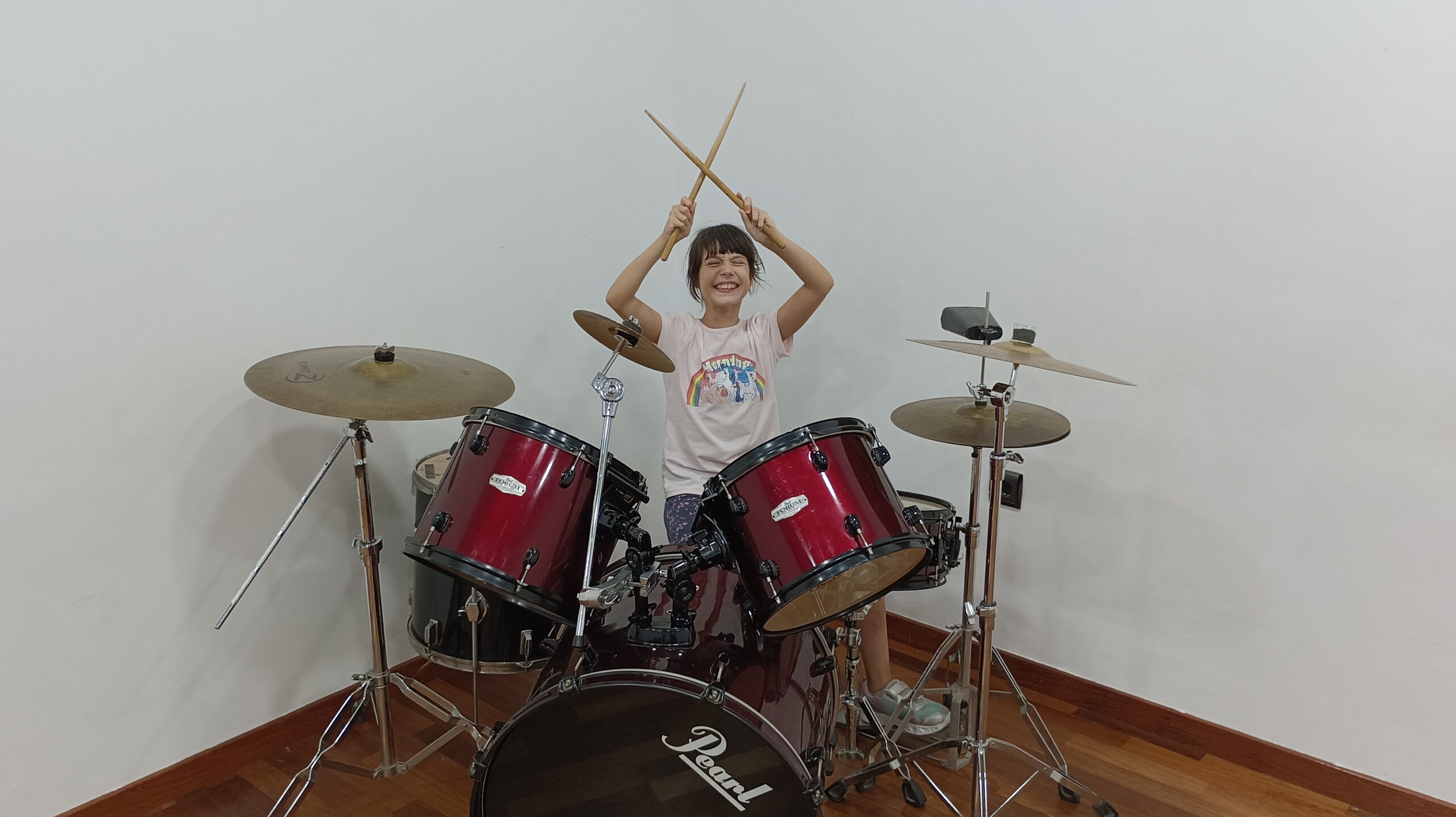 niña tocando la batería