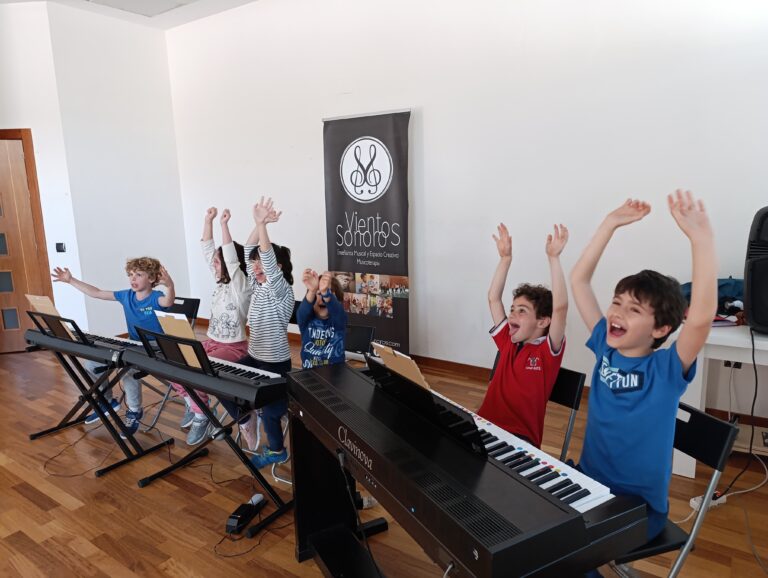 niños felices tocando el piano