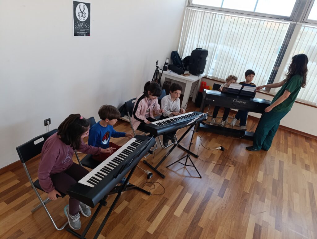 niños tocando el piano