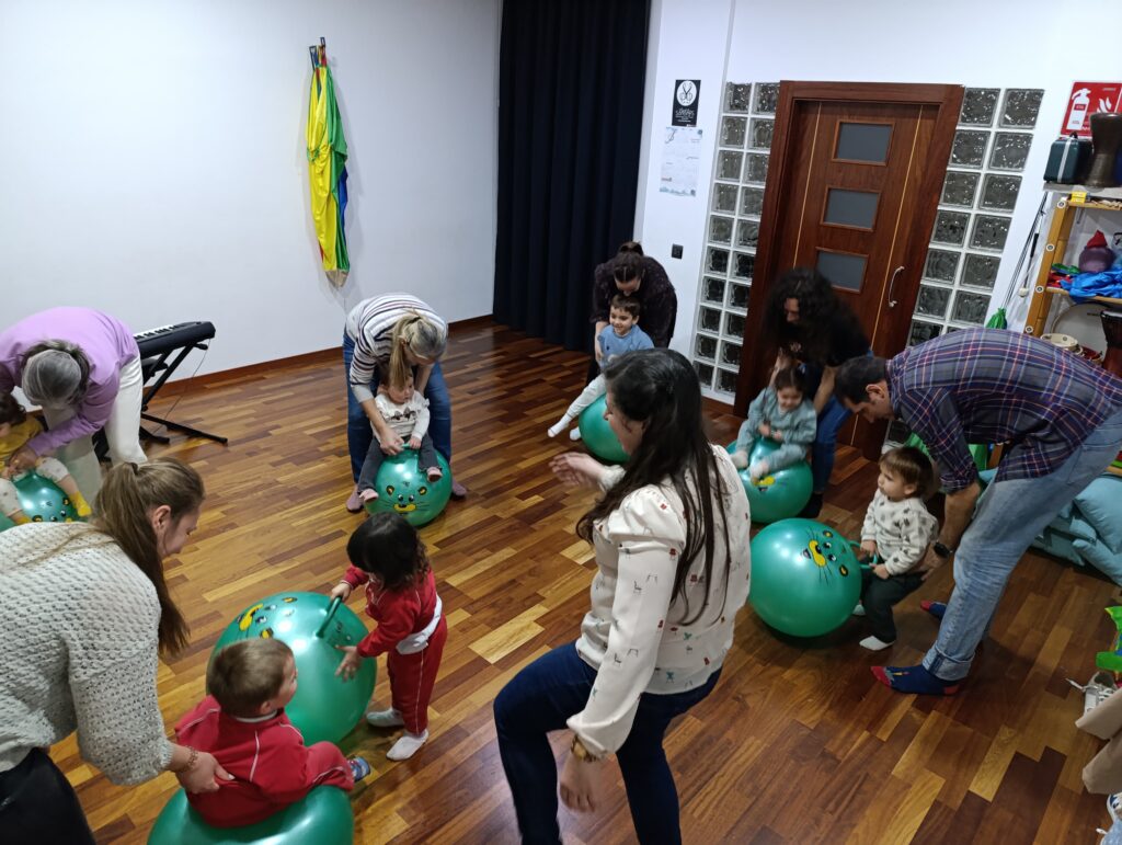 grupo de personas con sus hijos