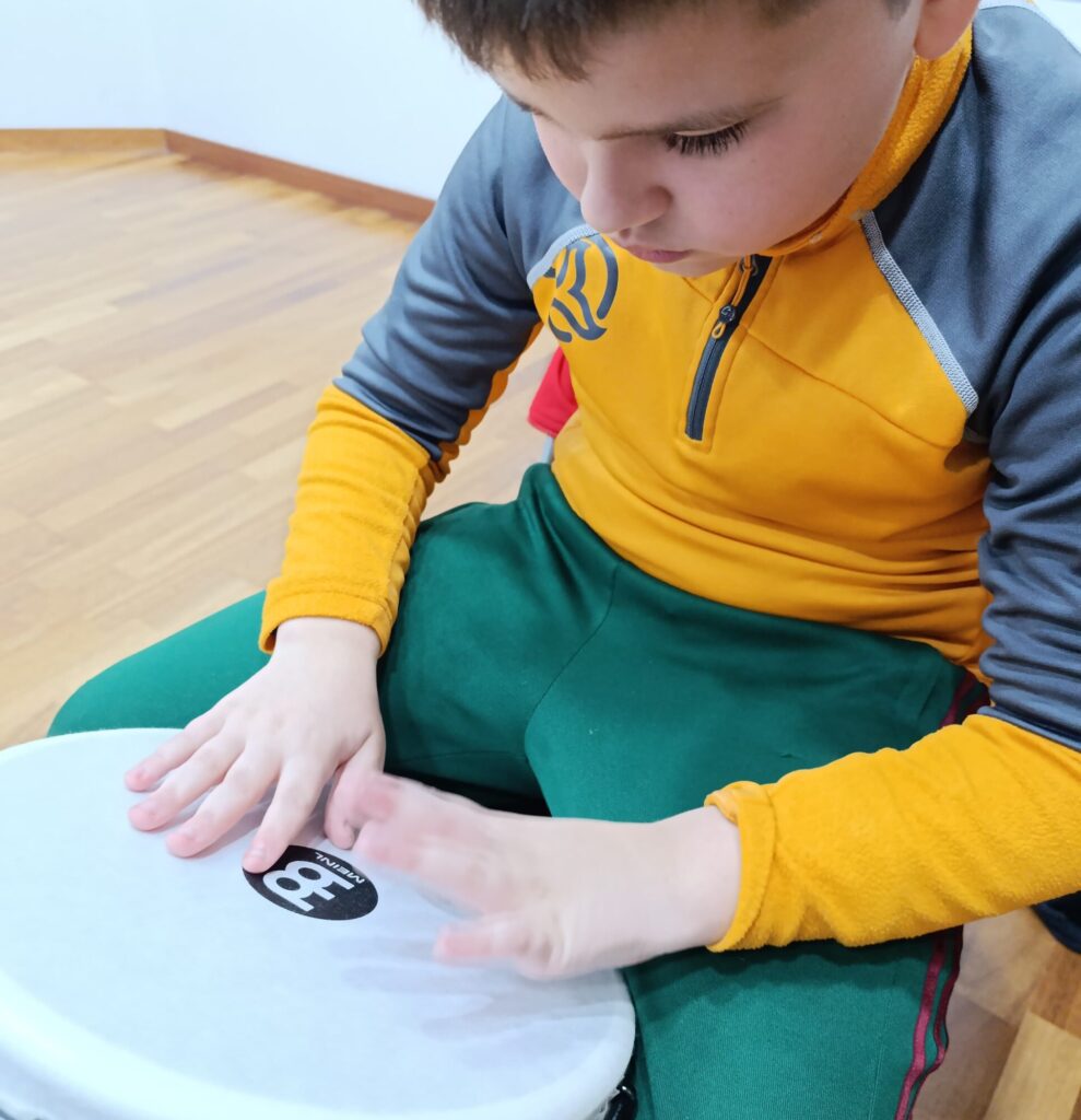 niño tocando