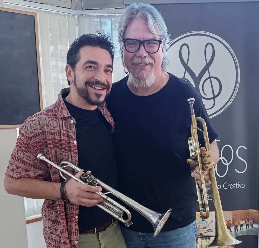 dos hombres con trompetas