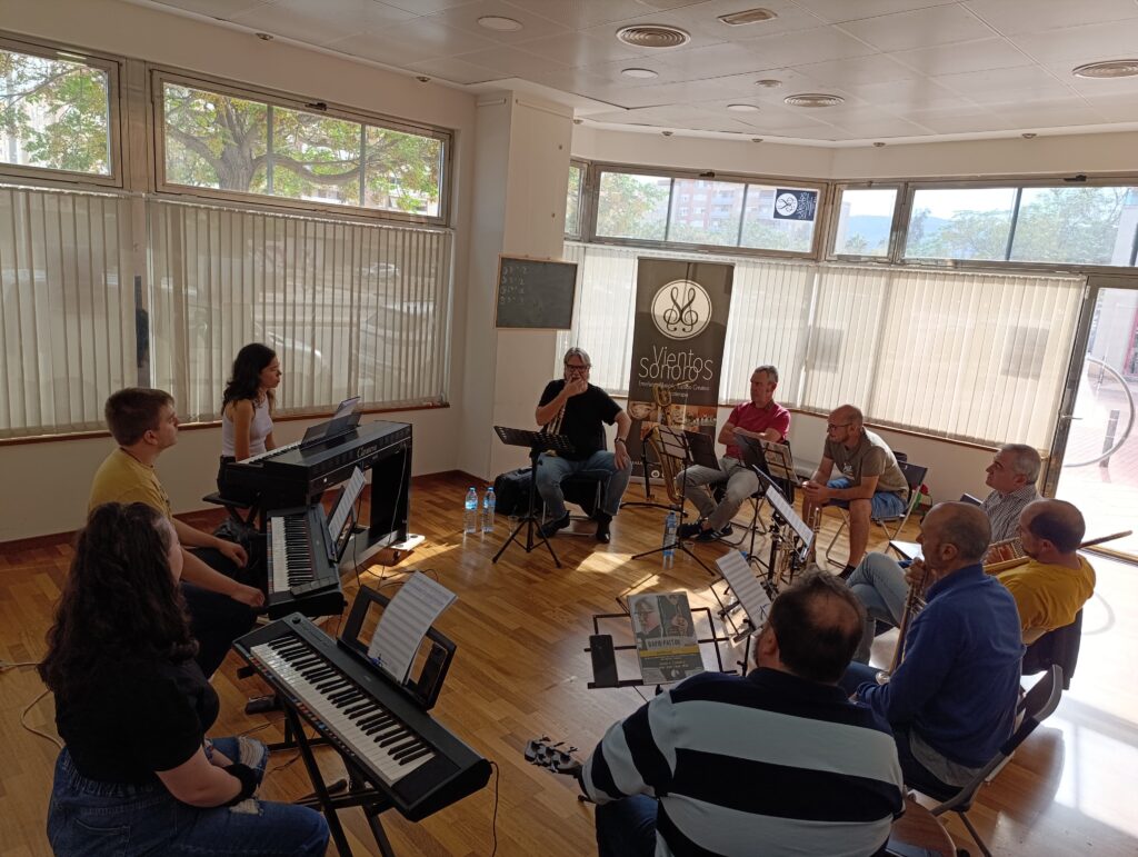 circulo de personas tocando instrumentos