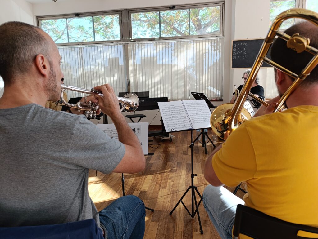 tocando trompeta