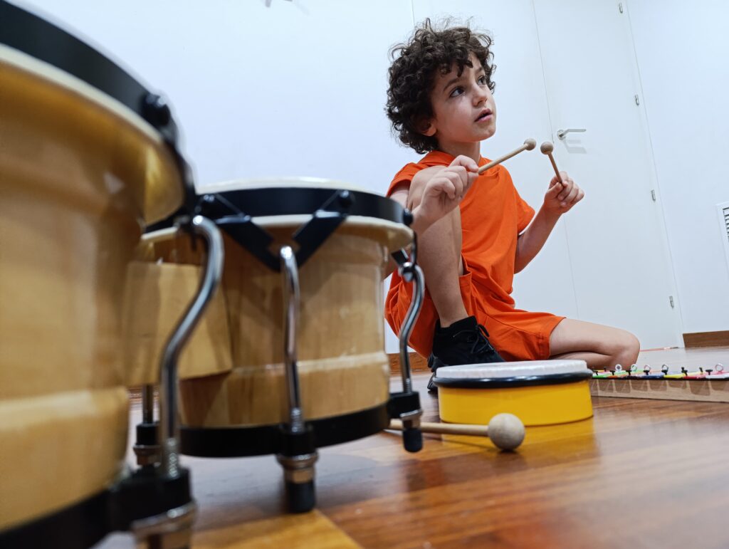 niño tocando
