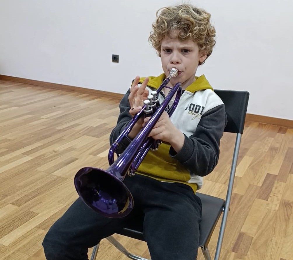 Un niño tocando la trompeta