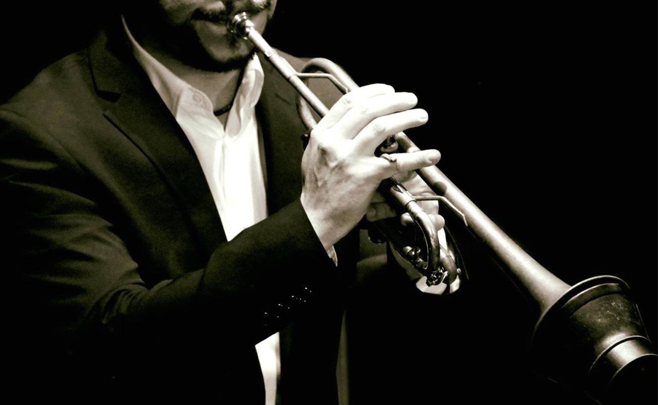 hombre tocando instrumento