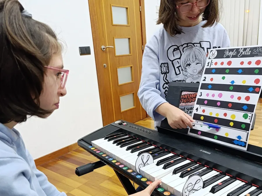 Alumna participando en una actividad de enseñanza musical inclusiva con teclado