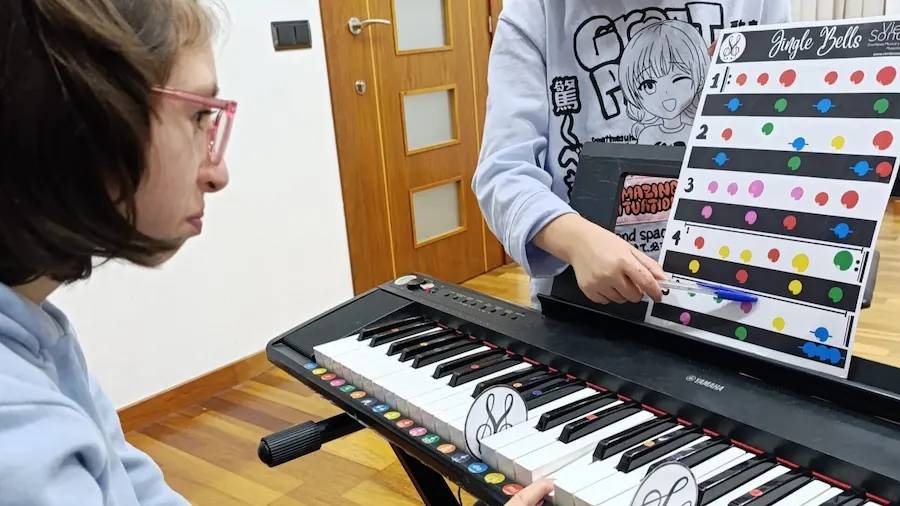 Alumna participando en una actividad de enseñanza musical inclusiva con teclado