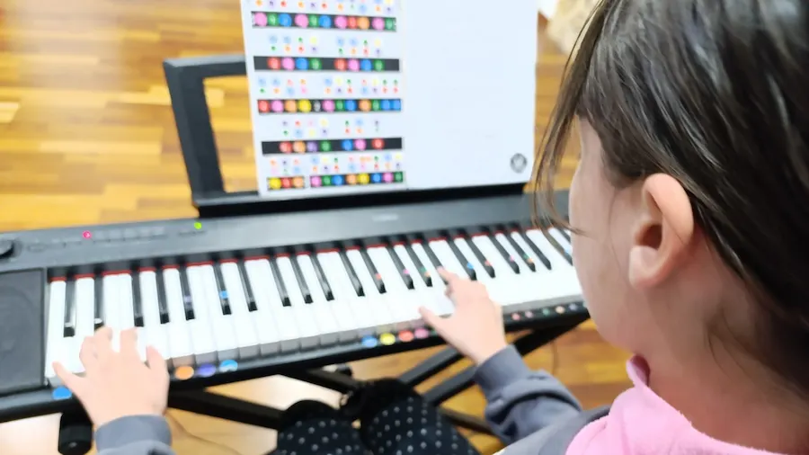 Alumna aprendiendo piano en el programa DPEI + CI de Vientos Sonoros