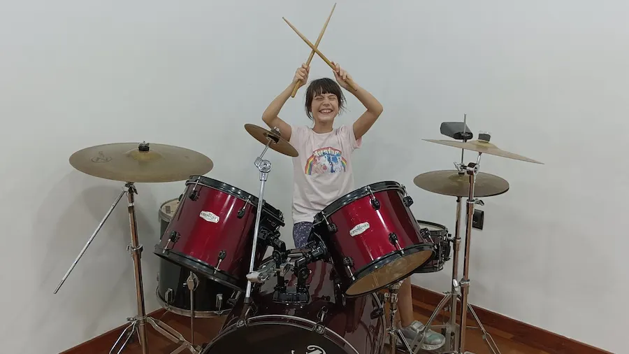 Alumno tocando la batería en una clase de Enseñanza Musical a la Carta en Vientos Sonoros