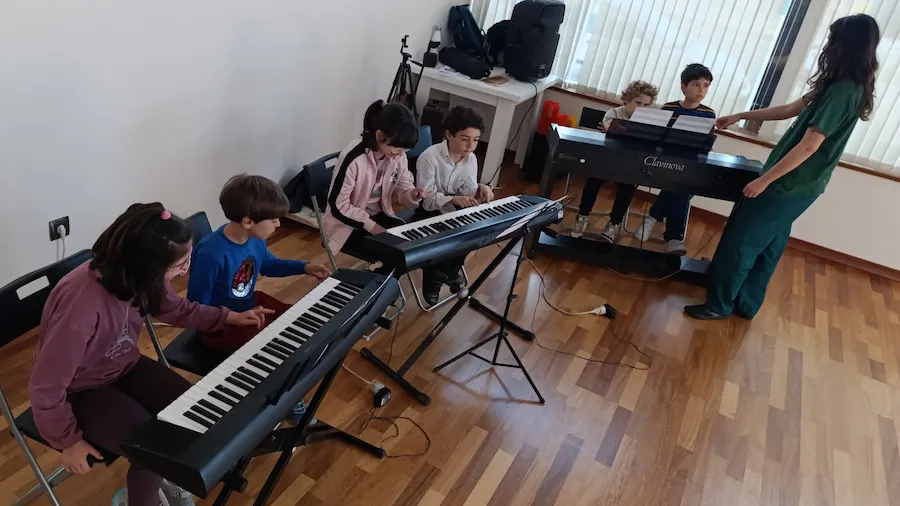 Alumnado participando en una clase grupal de piano en Vientos Sonoros