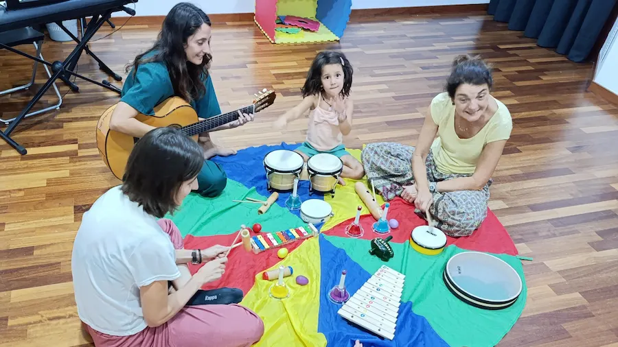 Familias participando en una actividad musical grupal en Vientos Sonoros