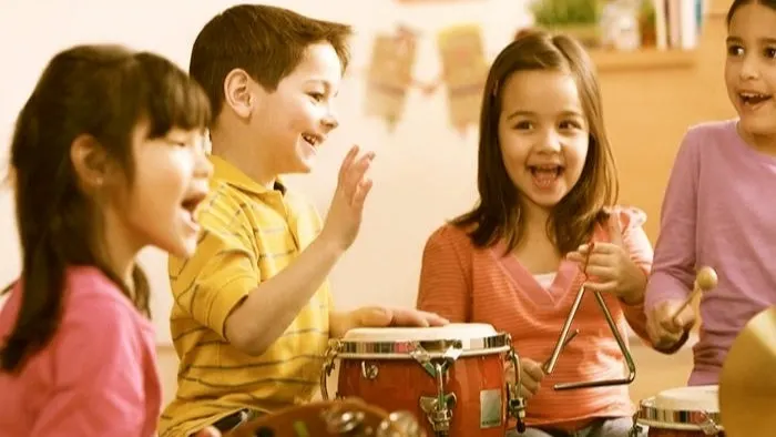 Niños participando en una actividad de música y movimiento con instrumentos