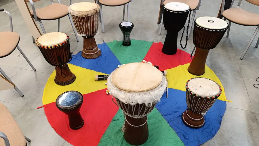 Instrumentos de percusión preparados para una actividad de musicoterapia