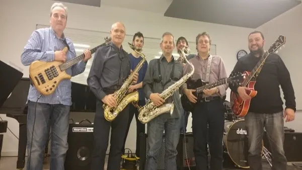 Grupo de adultos participando en el programa de enseñanza musical Senior +40