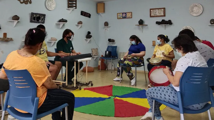 Personas adultas participando en una sesión grupal de musicoterapia en Vientos Sonoros