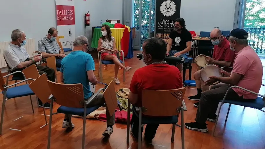 Personas mayores participando en una sesión grupal de musicoterapia en Vientos Sonoros
